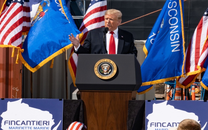  Presiden AS Donald Trump berbicara selama acara di Fincantieri Marinette Marine di Wisconsin, Amerika Serikat pada Kamis (25/6/2020). (Thomas Werner/Bloomberg)n