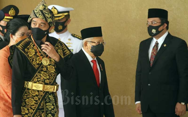Presiden Joko Widodo didampingi Wakil Presiden Maruf Amin bersiap memasuki Gedung Kura-Kura untuk mengikuti Sidang Tahunan MPR di Jakarta, Jumat (14/8/2020). Bisnis - Arief Hermawan P