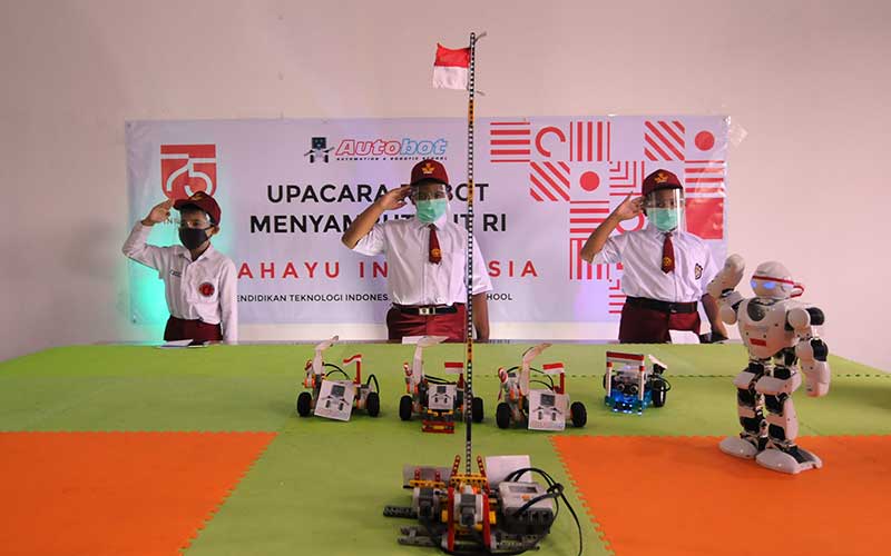  Siswa Bersama Robot Buatannya Ikuti Upacara Bendera Sambut HUT Ke-75 Republik Indonesia