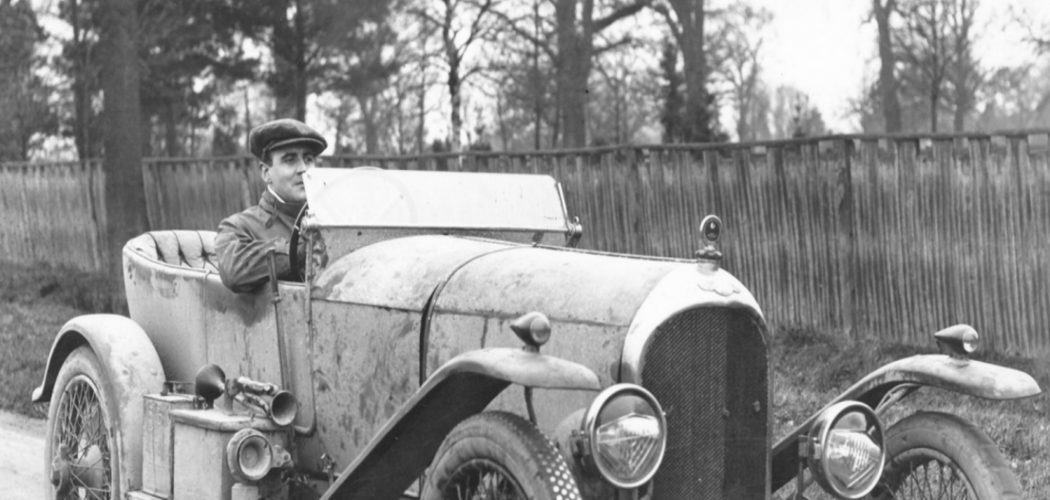 Walter Owen Bentley saat mengemudikan salah satu mobil buatanya. Dok Bentley Motor Ltd.