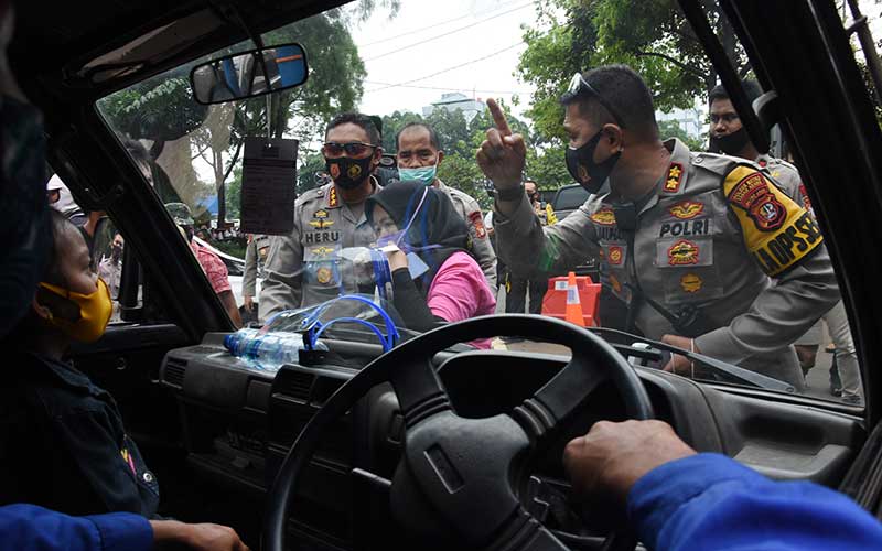  Polisi Hadang Demonstran Yang Akan Menuju DPR saat Sidang Tahunan MPR