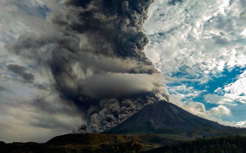  Gunung Sinabung Kembali Erupsi Dengan Ketinggian Kolom Abu Mencapai 4.200 Meter