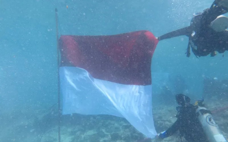 Pengibaran Bendera Merah Putih di dalam laut/Antara