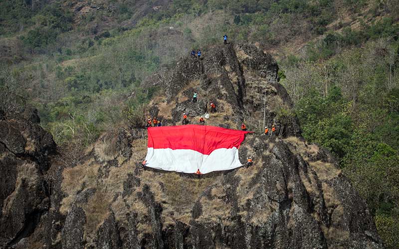  Tim Sar Sukoharjo Jawa Tengah Kibarkan Bendera Merah Putih Raksasa di Bukit