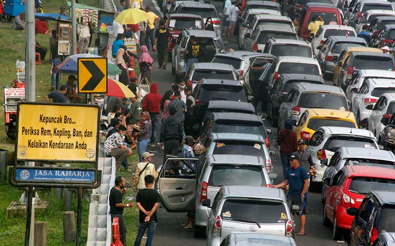  Terjebak Macet, Wisatawan Yang Menunju Puncak Bogor Beristirahat di Pinggir Jalan Tol