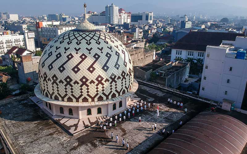  Masjid Raya Bandung Gelar Upacara Bendera di Atas Atap