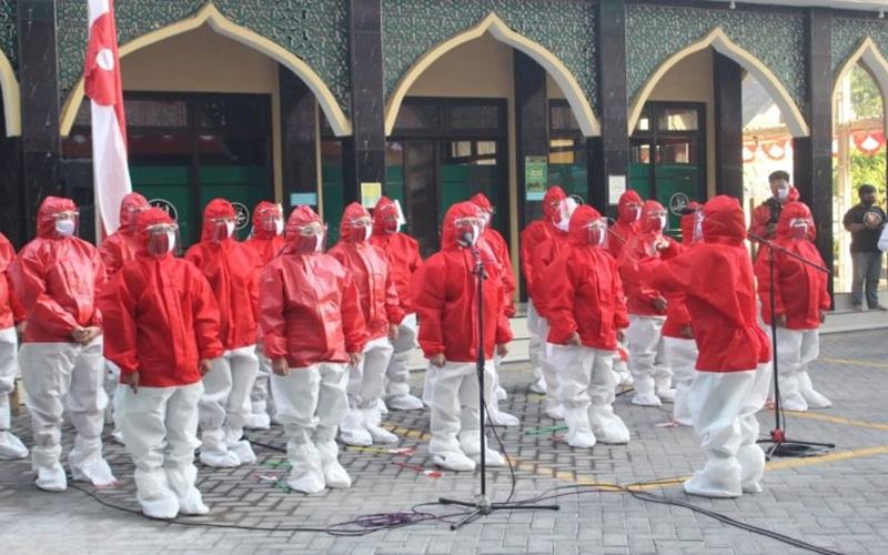  Unik, Tenaga Medis di Sidoarjo Kenakan APD Merah Putih saat Upacara HUT Ke-75 RI