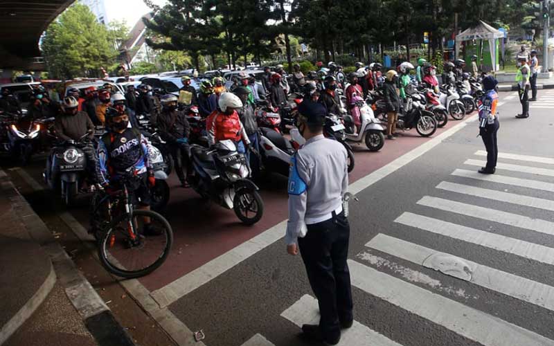  Pengguna Jalan di Bandung Berhenti Sejenak Saat Lagu Indonesia Raya Dinyanyikan