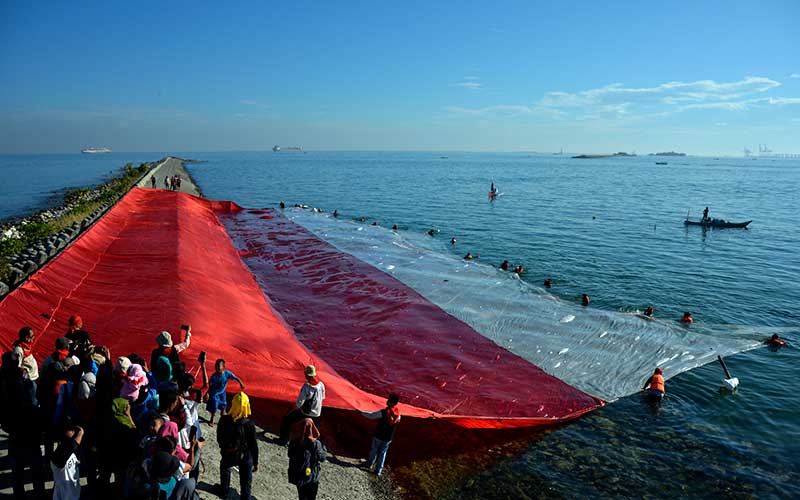  Pengibaran Bendera Raksasa di Pinggir Pantai Pulau Lae-Lae Makassar