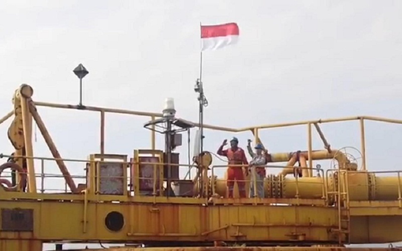  Pekerja Kilang Terbesar Pertamina Sampaikan Salam Kemerdekaan dari Samudera Hindia 