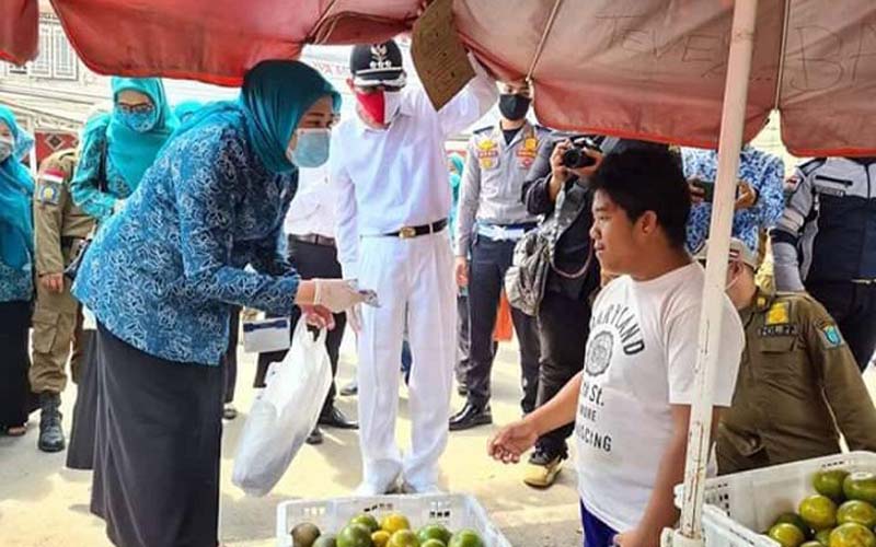  TP PKK OKI Keliling Pasar Lakukan \"Gebrak Masker\"