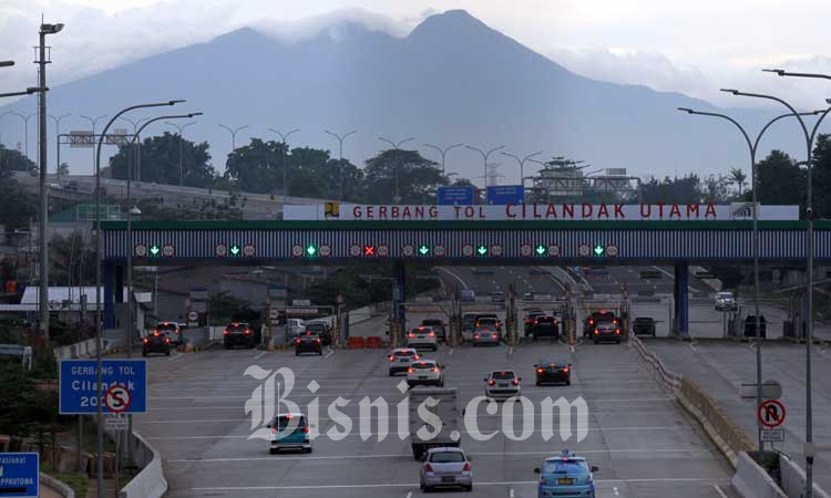 Antrean kendaraan di gerbang tol Cilandak Utama sebelum memasuki tol Depok-Antasari seksi I di Jakarta, Senin (17/2/2020). Bisnis/Arief Hermawan P
