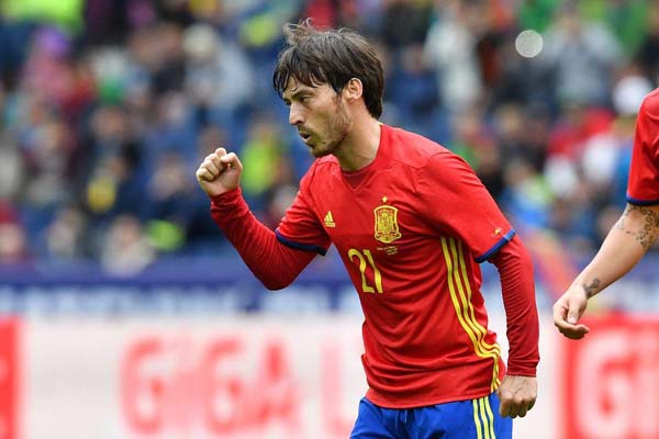  David Silva ke Sociedad, Manchester City Buatkan Patung