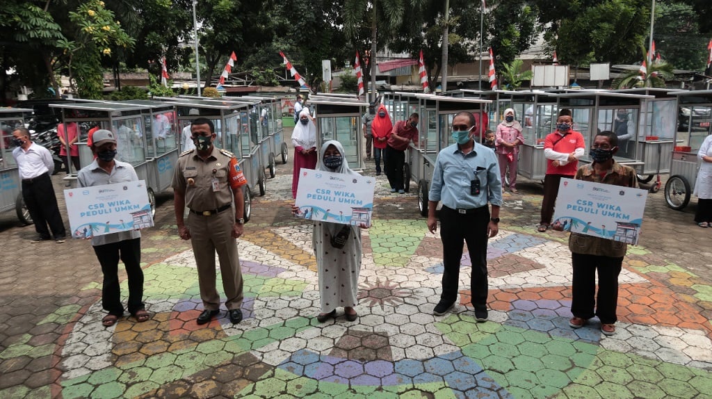  WIKA Salurkan Bantuan Puluhan Gerobak UMKM bagi Warga Jakarta Timur