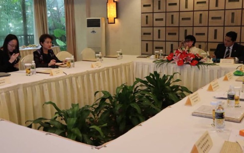 Menteri Luar Negeri RetnoL.P. Marsudi (kedua dari kanan) bersama Menteri BUMN Erick Thohir (kanan), menemui Wakil Presiden Sinopharm, saat berkunjung keSanya, China, Kamis (20/8/2020)/Twitter-@Menlu_RI