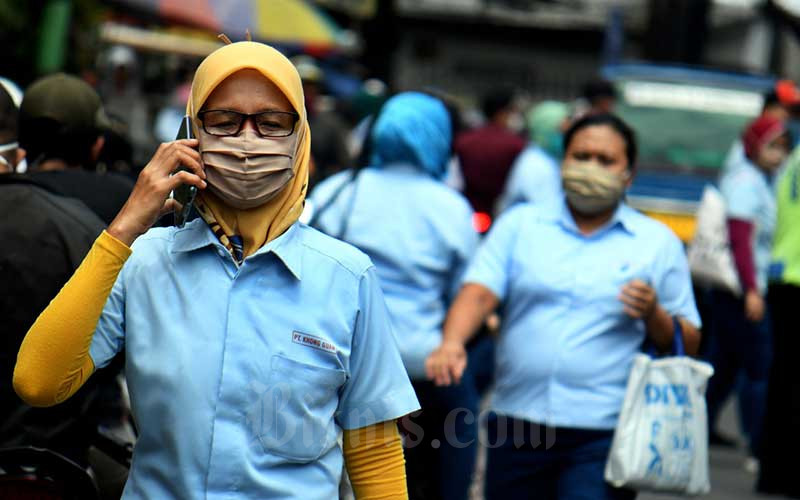 Pekerja pabrik pulang seusai bekerja di salah satu pabrik makanan di Jakarta, Sabtu (11/4/2020). Bisnis/Abdurachman