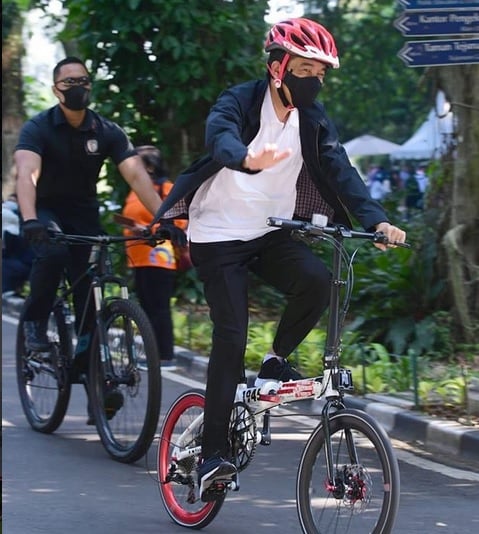 Bukan Brompton, Jokowi Gowes Sepeda Bergambar Soekarno-Hatta  
