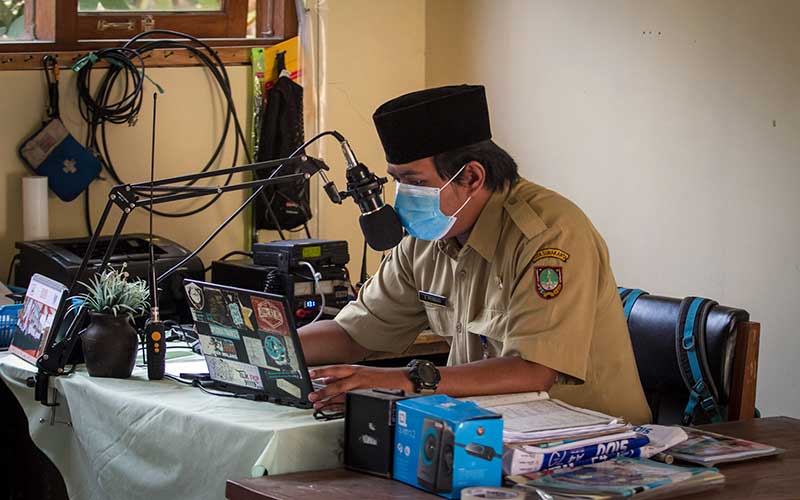  Guru SD di Solo Jawa Tengah Mengajar Jarak Jauh Dengan Menggunakan Radio Handy Talky