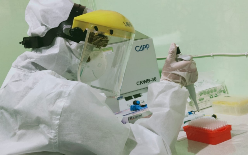petugas memeriksa sampel covid/19 di laboratorium PCR RSUD Sekayu. istimewa