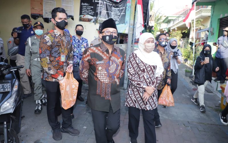 Wali Kota Malang Sutiaji (kiri) bersama Gubernur Jatim Khofifah Indar Parawansa pada Gerakan 26 Juta Masker di Malang, Jumat (7/8/2020). Istimewan