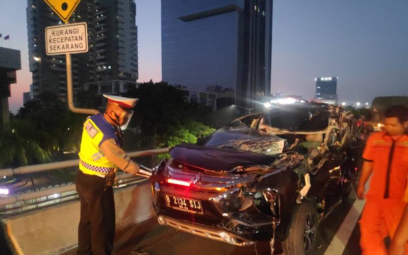  Mitsubishi Pajero Ringsek karena Tabrakan dengan Truk di Tol Layang Slipi   