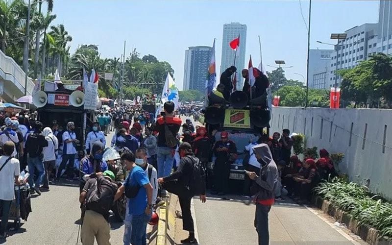  Demo Buruh Tolak Omnibus Law di DPR, Rute Transjakarta Koridor 9 Masih Dialihkan