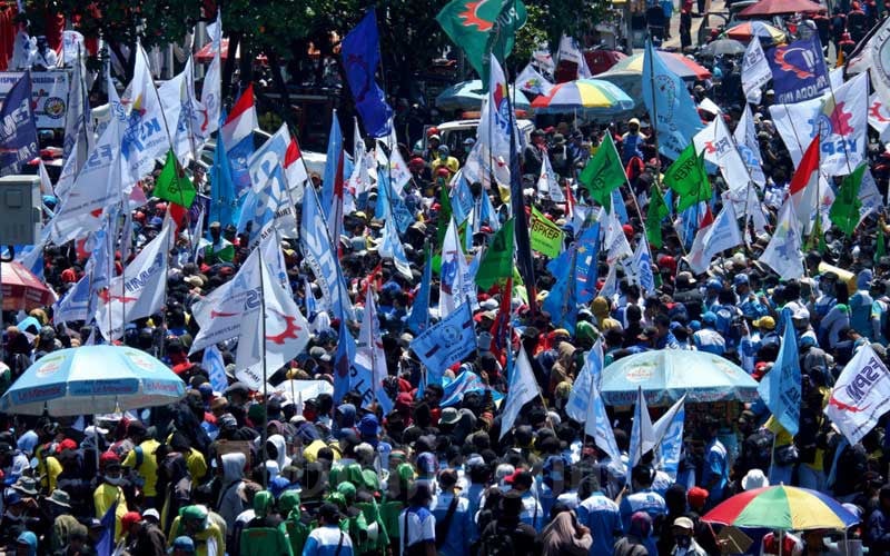  Buruh Gelar Unjuk Rasa di Depan Gedung DPR RI Menolak Omnibus Law