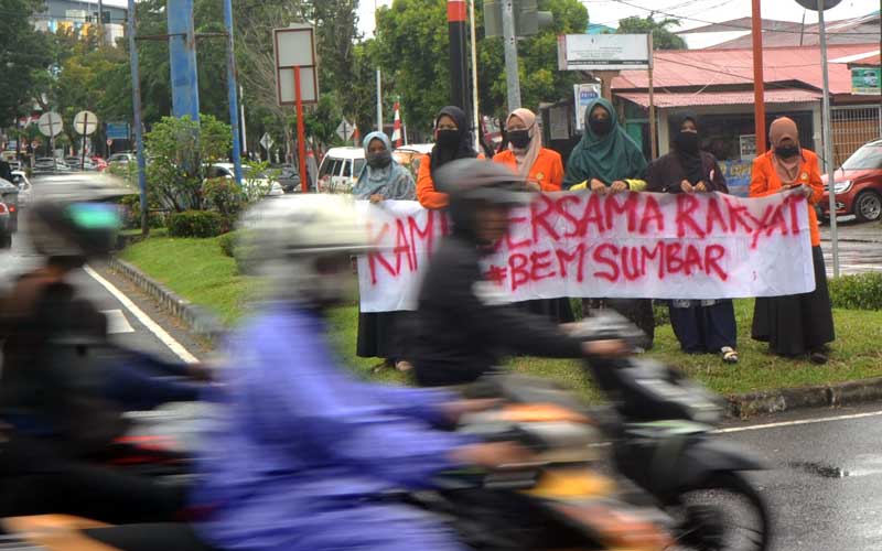  Mahasiswa di Padang Turun Kejalan Untuk Menolak Omnibus Law