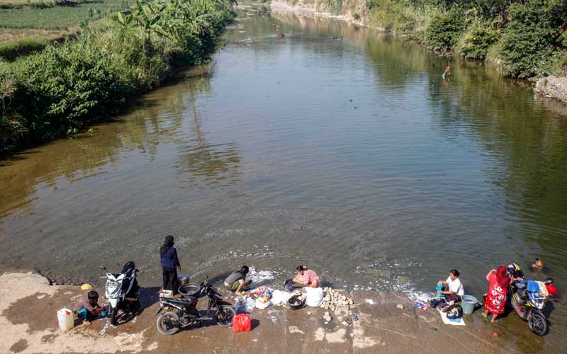  Warga di Citeureup Terpaksa Mencuci dan Mandi di Aliran Sungai Karena Sumur Mereka Kering Akibat Musim Kemarau