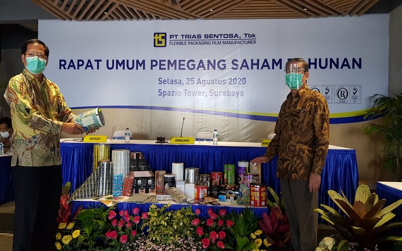 Direktur Utama Trias Sentosa, Sugeng Kurniawan (kanan) saat memamerkan sejumlah produk kemasan dalam paparan publik di Surabaya, Selasa (25/8/2020)./Bisnis-Peni Widarti