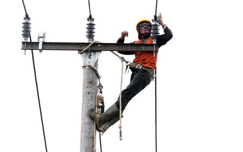 Petugas memasang kabel tegangan tinggi. Hingga Juli 2020, rasio elektrifikasi Provinsi NTT telah mencapai 86,13 persen. Sedangkan hingga Agustus 2020, rasio desa berlistrik telah mencapai 94,33 persen. /Bisnis-Dedi Gunawan