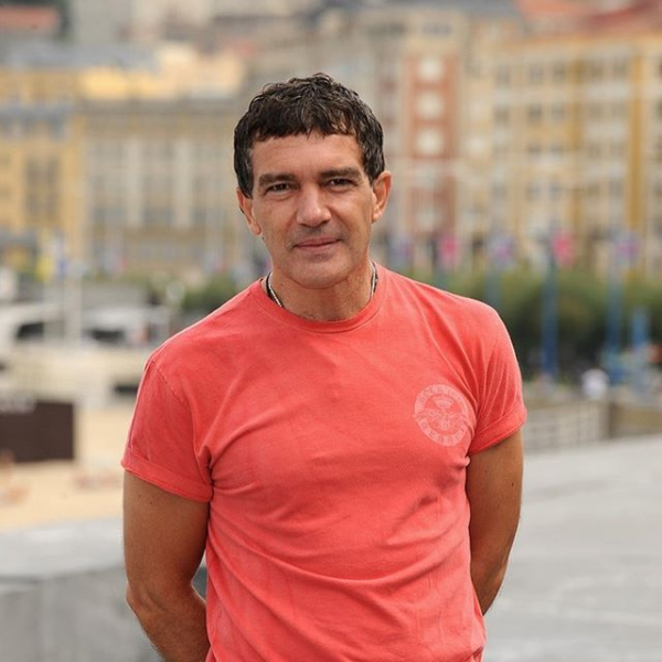  Antonio Banderas Sembuh dari Covid-19