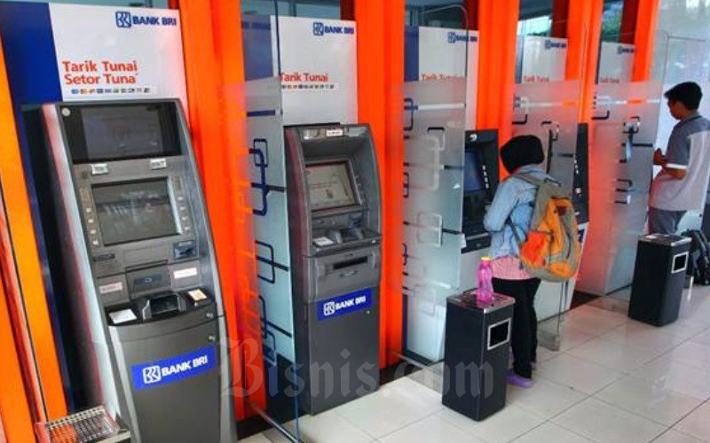 Nasabah bertransaksi melalui mesin ATM di galeri e-banking Bank BRI, di Jakarta, Selasa (12/9)./JIBI-Dwi Prasetya