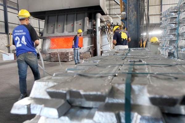 Pekerja melakukan pengecoran produk aluminium./JIBI-Endang Muchtar