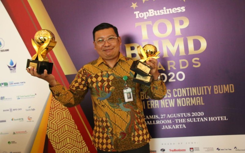 Direktur Utama PT Food Station Tjipinang Arief Prasetyo Adi mendapat penghargaan Top BUMD Awards. / Dok. Food Station