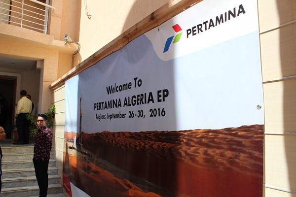 Seorang karyawan Pertamina Algeria EP berdiri di depan kantor perusahaan anak perusahaan PT Pertamina tersebut di Aljir, Aljazair./Bisnis-Zufrizal