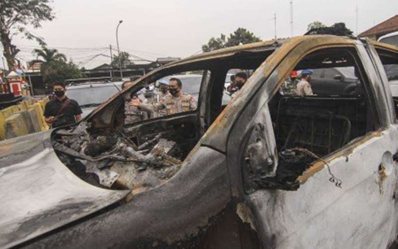 Kondisi mobil yang rusak akibat penyerangan di Polsek Ciracas, Jakarta, Sabtu, (29/8/2020) dini hari./Antara-Asprilla Dwi Adha