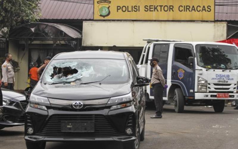 Suasana pasca penyerangan di Polsek Ciracas, Jakarta, Sabtu, (29/8/2020). Polsek Ciracas diserang sejumlah orang tak dikenal pada Sabtu (29/8) dini hari./Antara-Asprilla Dwi Adha