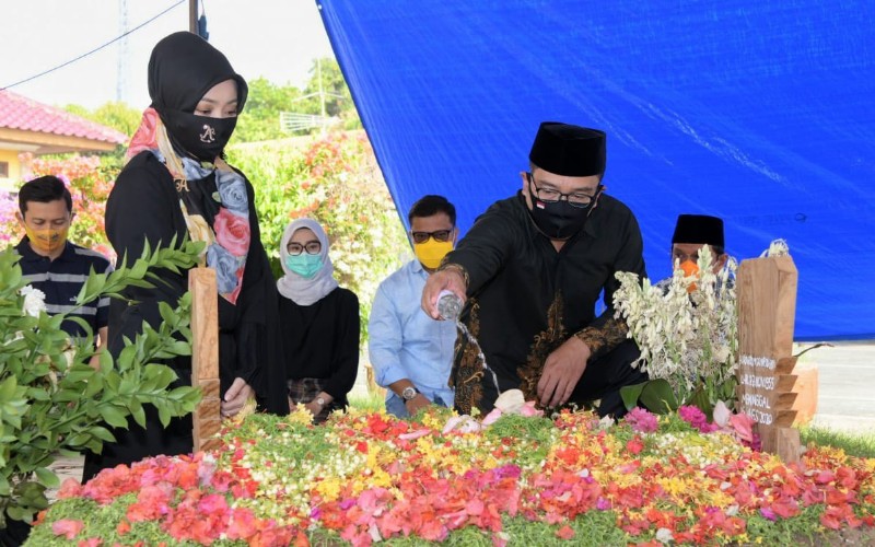  Ridwan Kamil Takziah ke Makam Yance