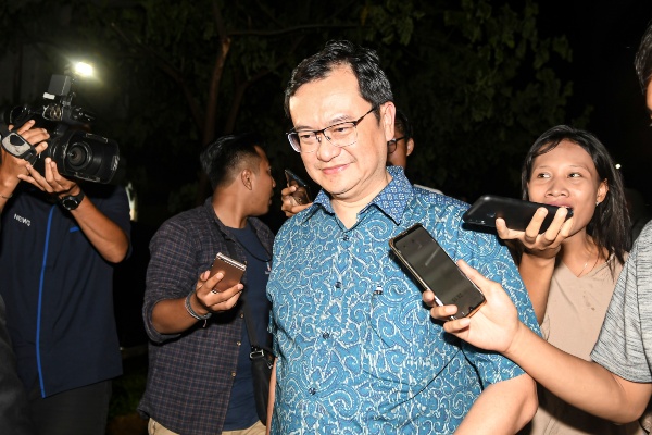Direktur Utama PT Hanson International Tbk. (MYRX) Benny Tjokrosaputro berjalan meninggalkan gedung bundar Kejaksaan Agung usai diperiksa sebagai saksi di Jakarta, Senin (6/1/2020)./ANTARA FOTO-Nova Wahyudi