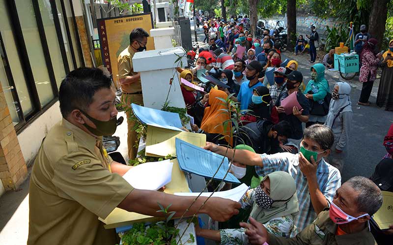  Ratusan Pelaku UMKM Berdesak-Desakan saat Urus Izin Usaha Untuk Mendapatkan Bantuan Tunai Dari Pemerintah