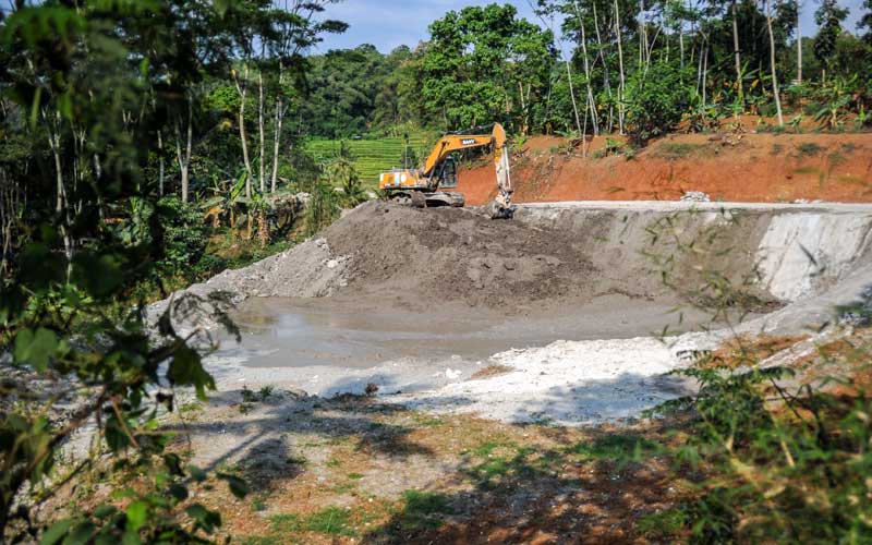  Limbah Semen Proyek Kereta Jakarta-Bandung Rusak Air di Permukiman Warga