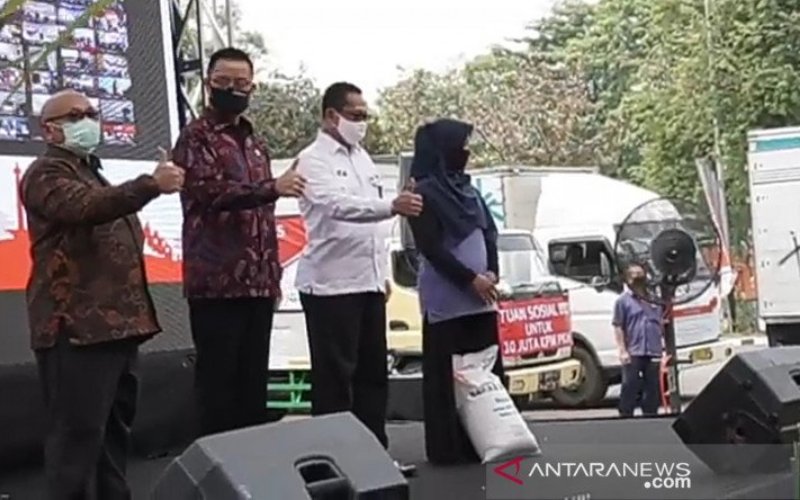 Menteri Sosial Juliari P Batubara (dua dari kiri) saat peluncuran bansos beras di Perum Bulog Kanwil DKI Jakarta Banten di Jakarta, Rabu (2/9/2020) (ANTARA/Desi Purnamawati)