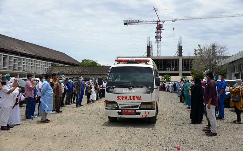  Ratusan Tenaga Medis di Aceh Melepas Pemberangkatan Jenazah Dokter Yang Meninggal Karena Covid-19