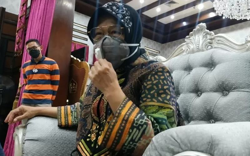  Reaksi Risma saat 393 Guru SD dan SMP di Surabaya Positif Covid-19