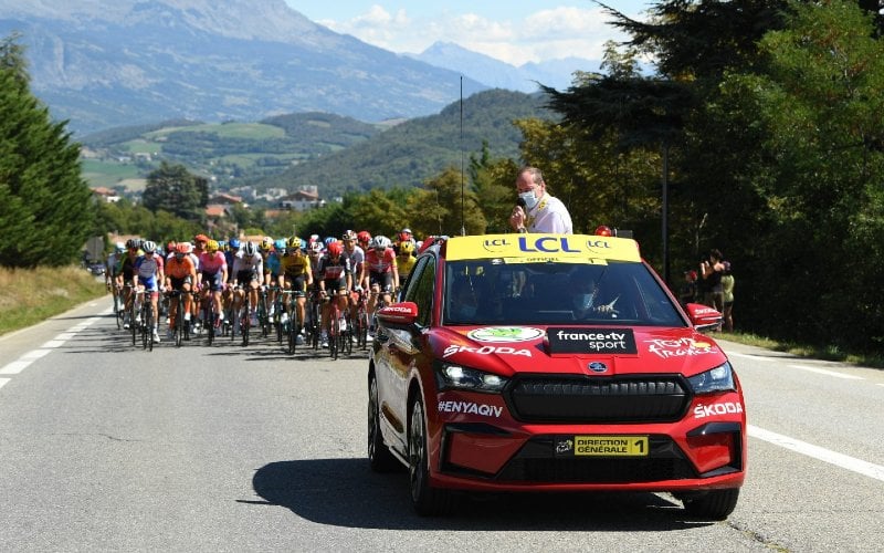  Sehari Diluncurkan, Skoda Enyaq iV Tampil di Tour de France