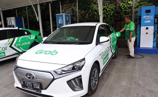 Supir taksi online melakukan pengisian daya mobil listrik di Jakarta, Kamis (13/2/2020). Bisnis/Eusebio Chrysnamurti