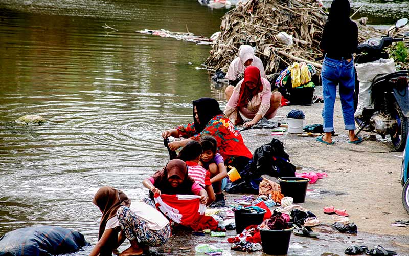  Warga di Bogor Terpaksa Mencuci di Sungai Yang Keruh Karena Sumur Mereka Mengering