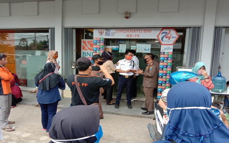  Tak Mampu Atasi Kerumunan Nasabah, BNI Kayuagung Ditegur Satgas Covid-19