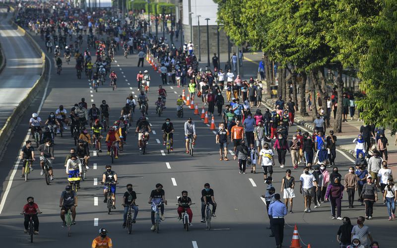 Warga berolahraga saat hari bebas berkendara atau Car Free Day (CFD) di kawasan Jalan M.H. Thamrin, Jakarta, Minggu (21/6 - 2020). Kebutuhan sepeda roda dua atau tiga mencapai 7 juta unit setiap tahun, sedangkan kemampuan produksi di dalam negeri baru mencapai 3 juta unit. ANTARA FOTO